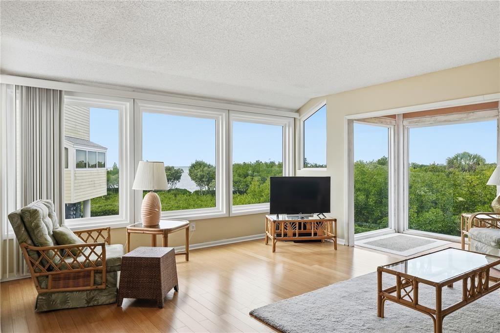 На продажу: $235,000 (2 спален, 1 ванн, 1220 Квадратных фут)