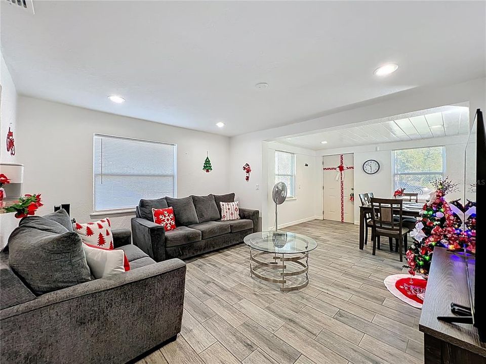 待售: $255,000 (2 贝兹, 2 浴室, 806 平方英尺)