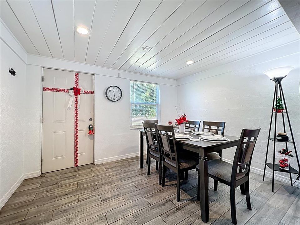 待售: $255,000 (2 贝兹, 2 浴室, 806 平方英尺)