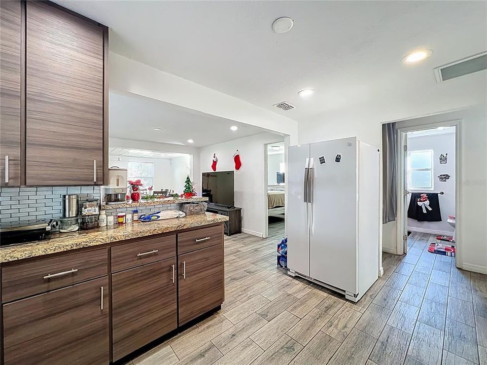 待售: $255,000 (2 贝兹, 2 浴室, 806 平方英尺)