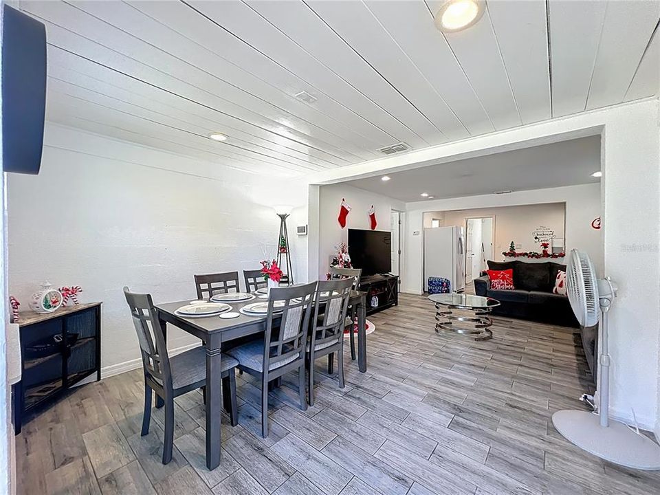 待售: $255,000 (2 贝兹, 2 浴室, 806 平方英尺)