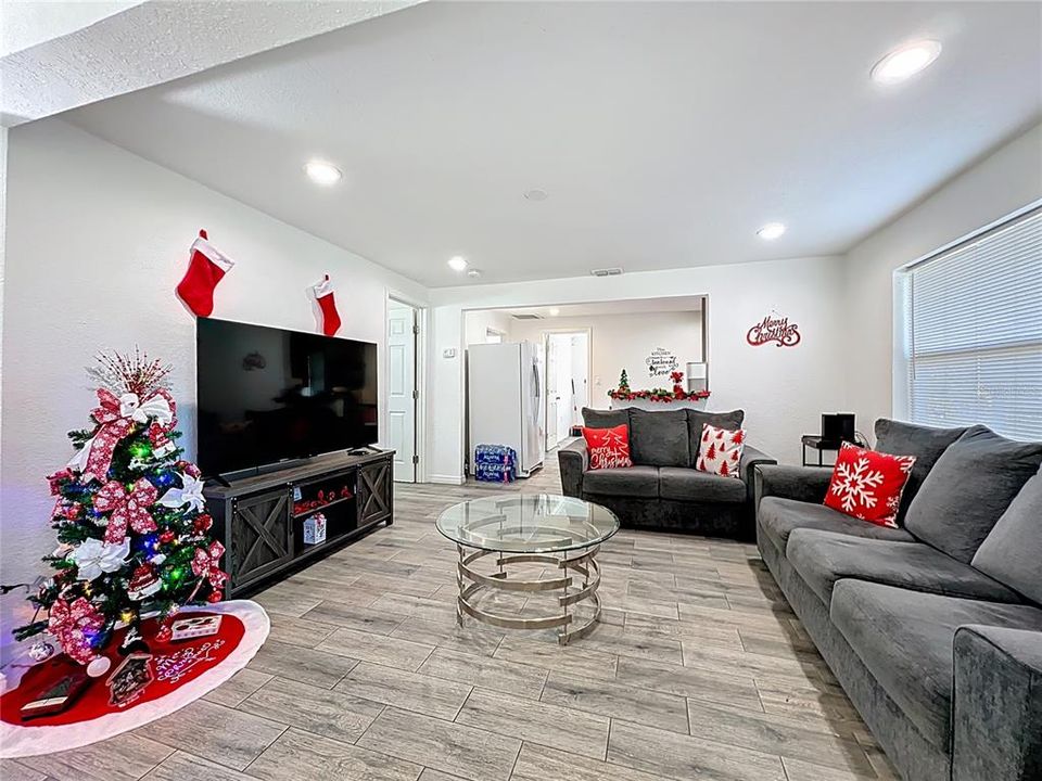 待售: $255,000 (2 贝兹, 2 浴室, 806 平方英尺)