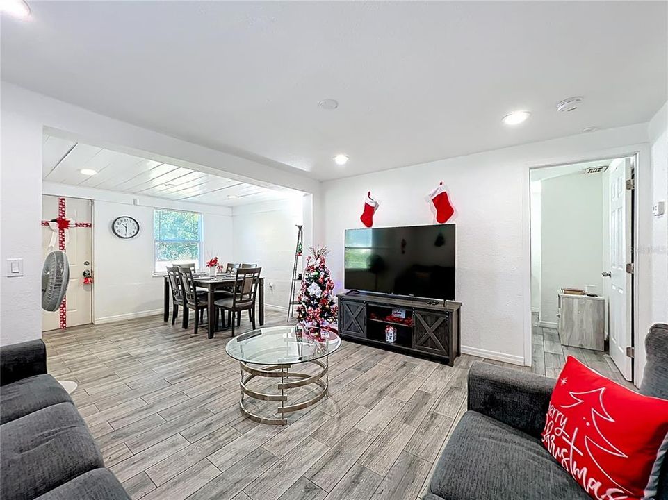 待售: $255,000 (2 贝兹, 2 浴室, 806 平方英尺)