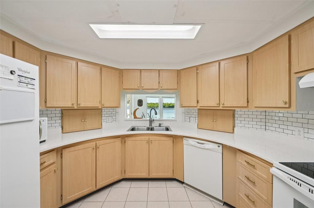 待售: $250,000 (2 贝兹, 2 浴室, 1372 平方英尺)