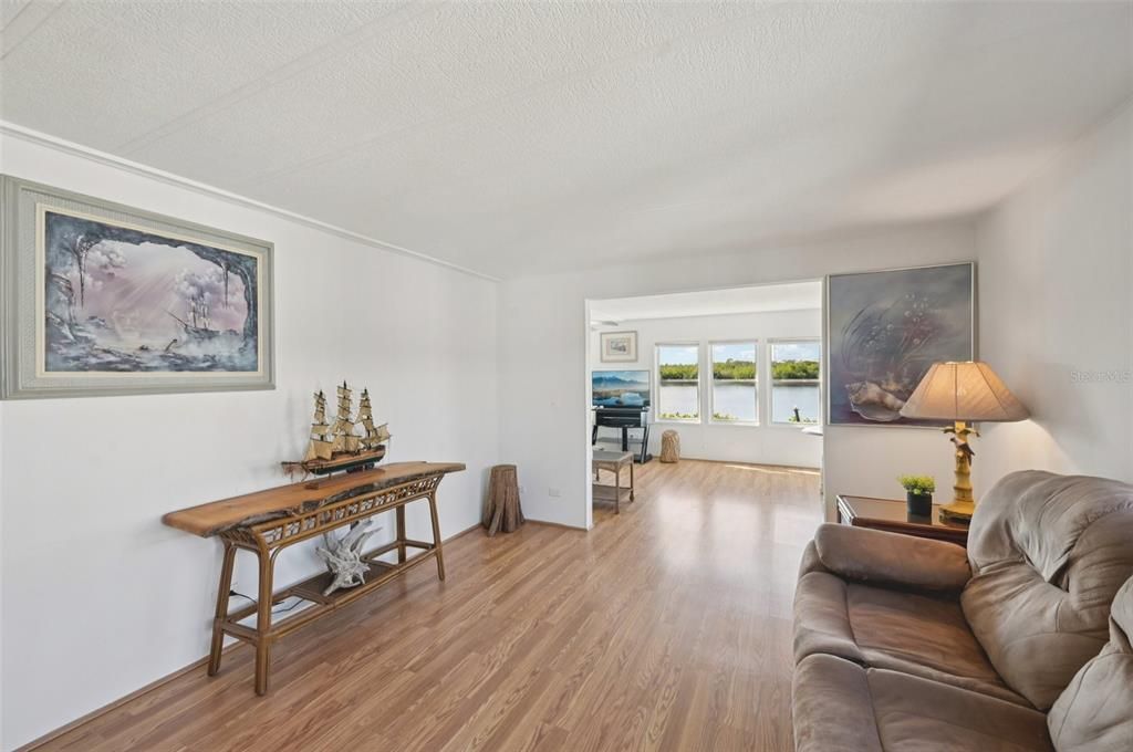 待售: $250,000 (2 贝兹, 2 浴室, 1372 平方英尺)