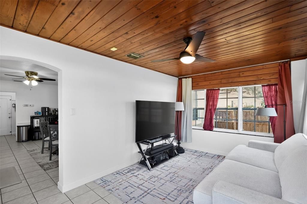 待售: $319,900 (2 贝兹, 1 浴室, 965 平方英尺)