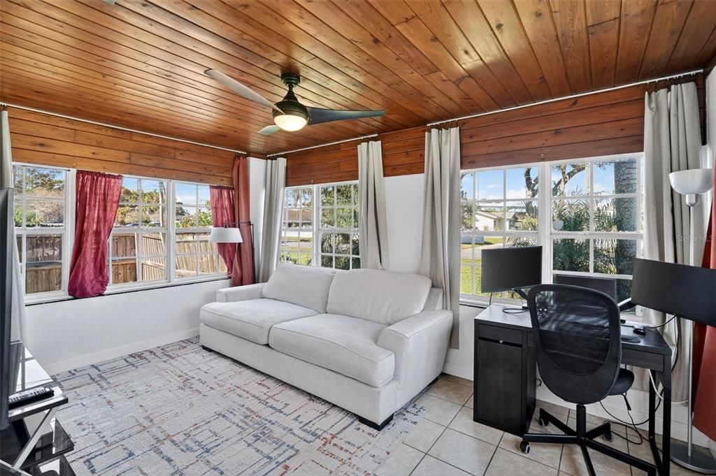 待售: $319,900 (2 贝兹, 1 浴室, 965 平方英尺)