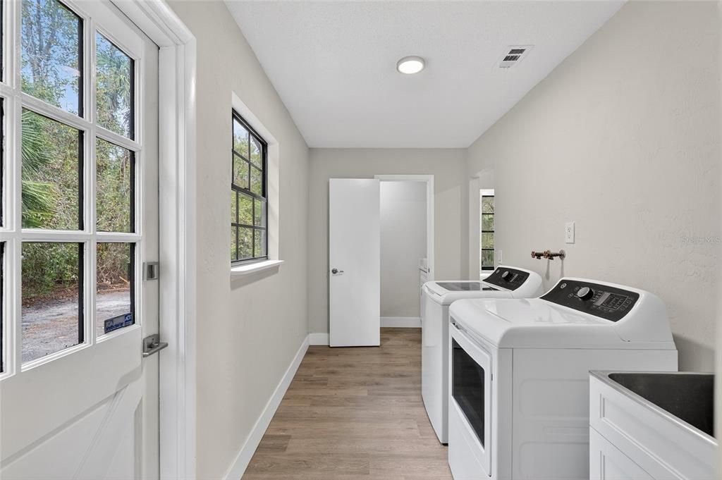 For Sale: $570,000 (3 beds, 3 baths, 2254 Square Feet)