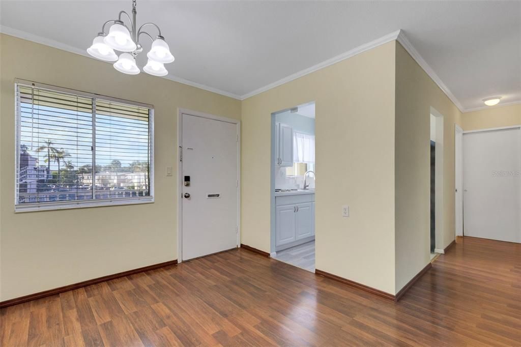 待售: $69,000 (1 贝兹, 1 浴室, 576 平方英尺)