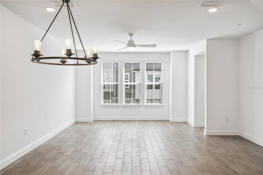 En Venta: $525,000 (4 camas, 3 baños, 2163 Pies cuadrados)