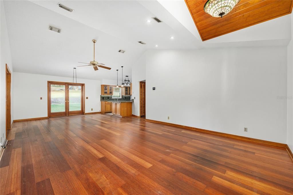 待售: $450,000 (3 贝兹, 2 浴室, 1727 平方英尺)