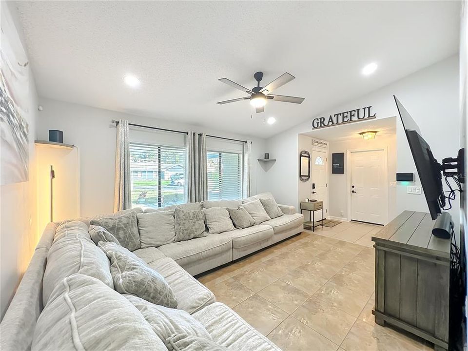 For Sale: $349,900 (3 beds, 2 baths, 1529 Square Feet)