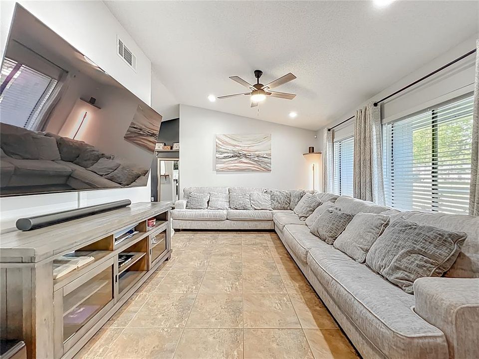 For Sale: $349,900 (3 beds, 2 baths, 1529 Square Feet)