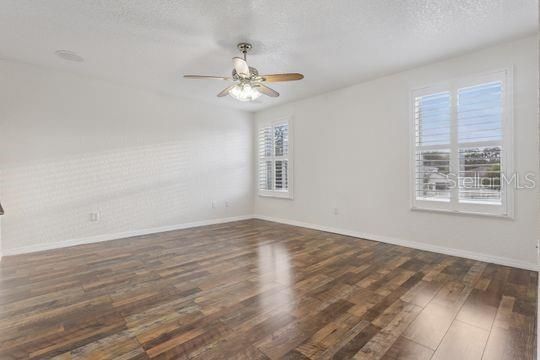 En Venta: $419,900 (4 camas, 2 baños, 1910 Pies cuadrados)