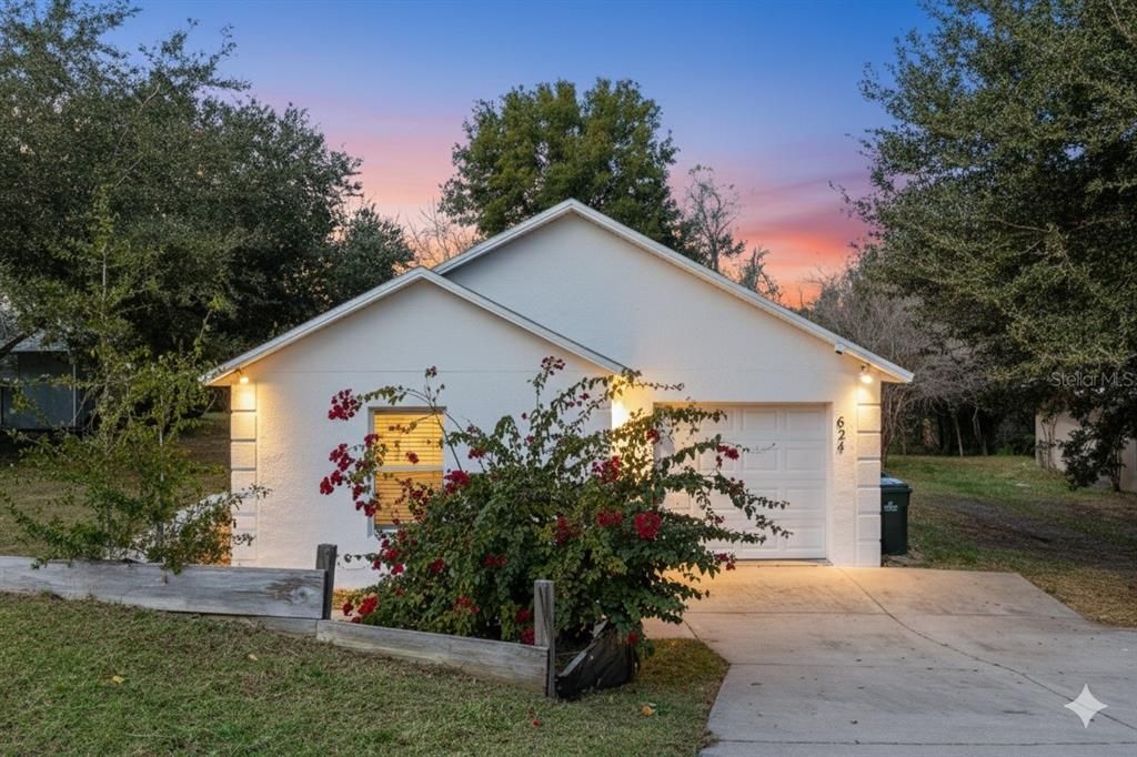 For Sale: $305,000 (3 beds, 2 baths, 1158 Square Feet)