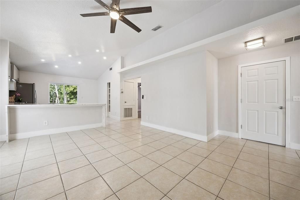 For Sale: $305,000 (3 beds, 2 baths, 1158 Square Feet)