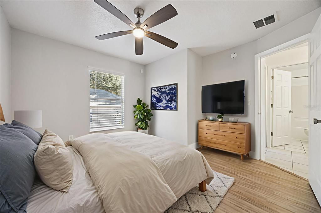 For Sale: $305,000 (3 beds, 2 baths, 1158 Square Feet)