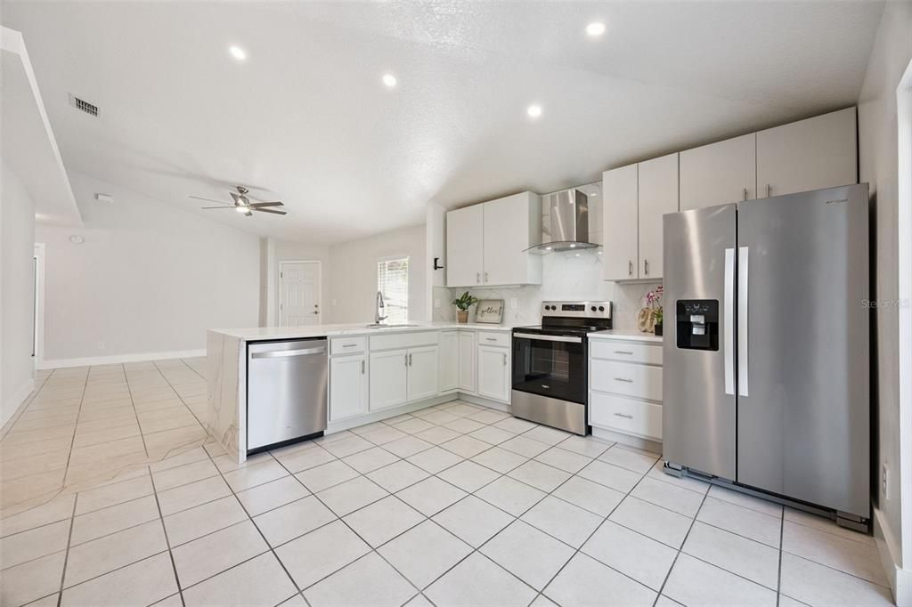 For Sale: $305,000 (3 beds, 2 baths, 1158 Square Feet)