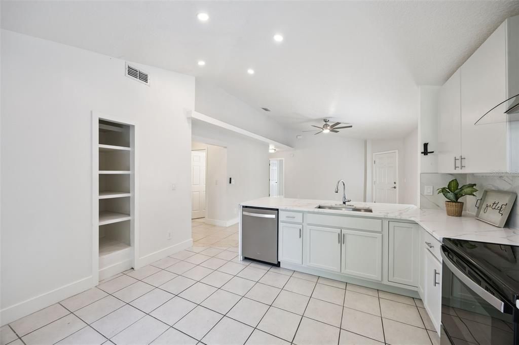 For Sale: $305,000 (3 beds, 2 baths, 1158 Square Feet)