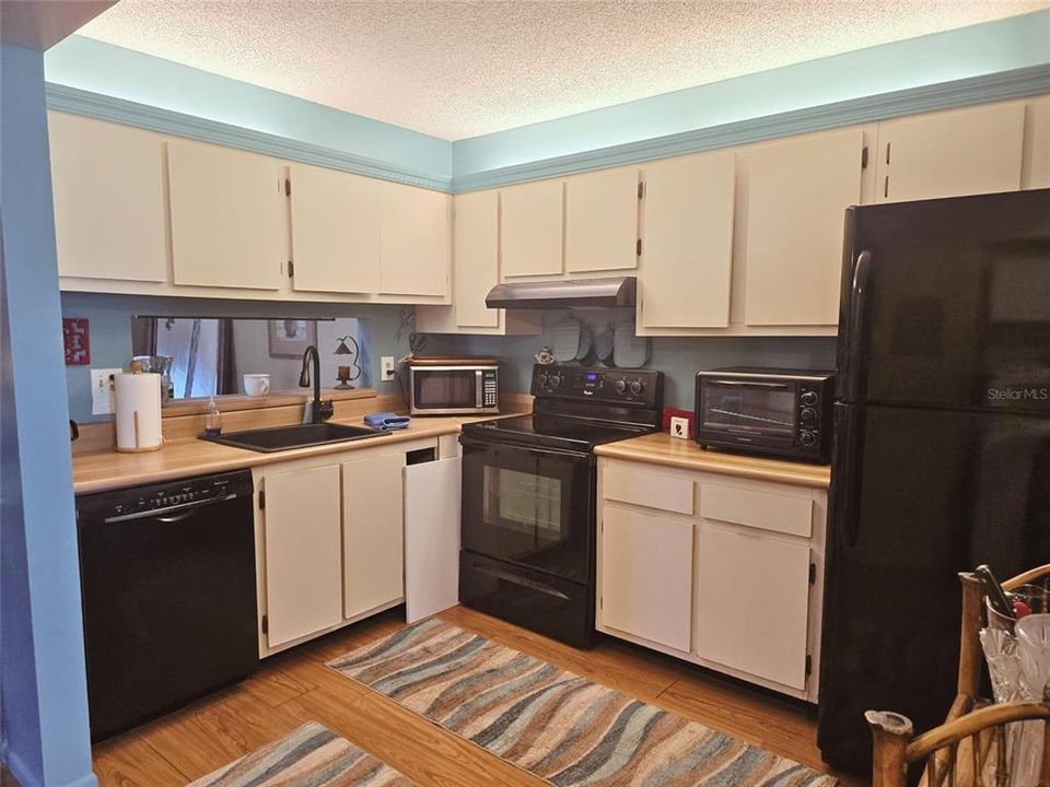 For Sale: $230,000 (2 beds, 2 baths, 980 Square Feet)