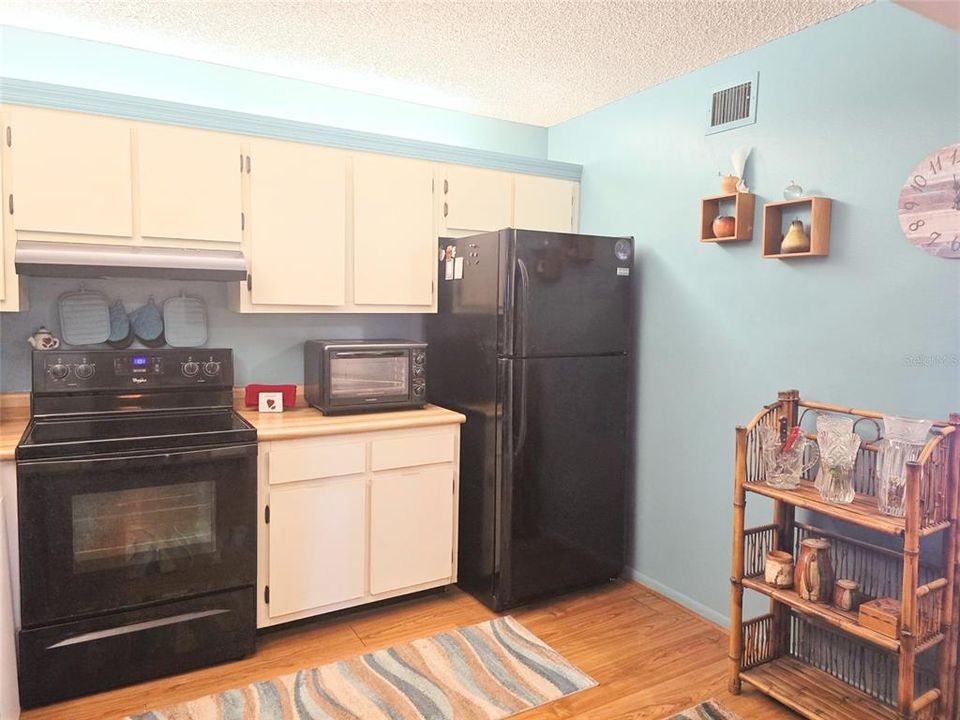 For Sale: $230,000 (2 beds, 2 baths, 980 Square Feet)