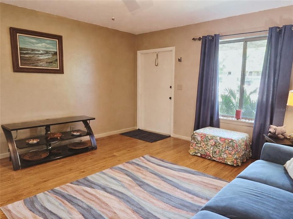 For Sale: $230,000 (2 beds, 2 baths, 980 Square Feet)