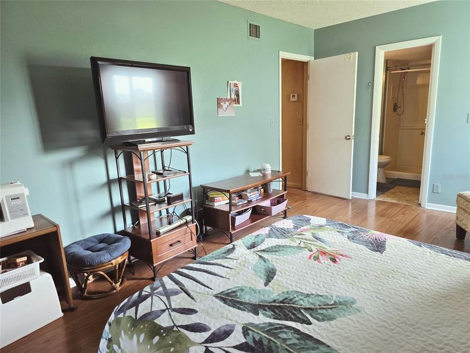 For Sale: $230,000 (2 beds, 2 baths, 980 Square Feet)