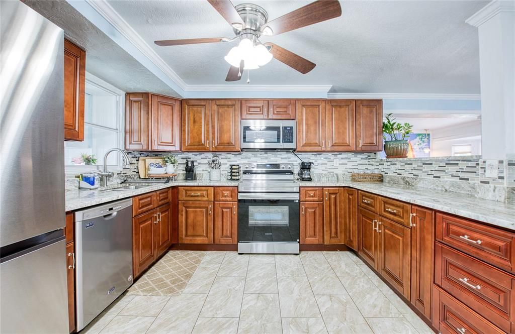 待售: $490,000 (4 贝兹, 2 浴室, 1923 平方英尺)