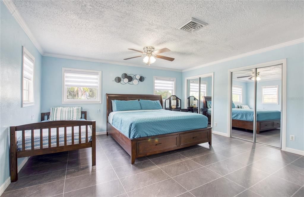 待售: $490,000 (4 贝兹, 2 浴室, 1923 平方英尺)