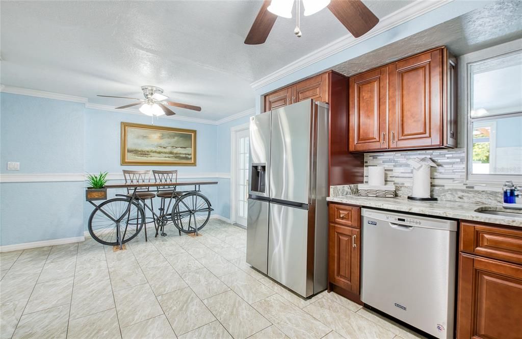 待售: $490,000 (4 贝兹, 2 浴室, 1923 平方英尺)