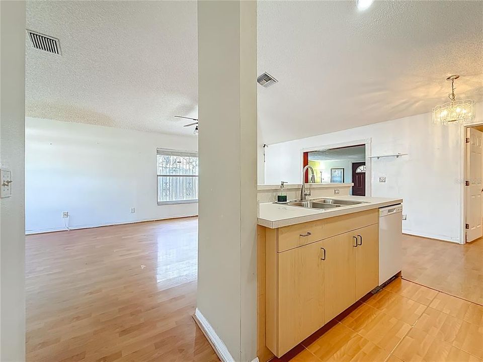 待售: $569,775 (4 贝兹, 2 浴室, 1408 平方英尺)