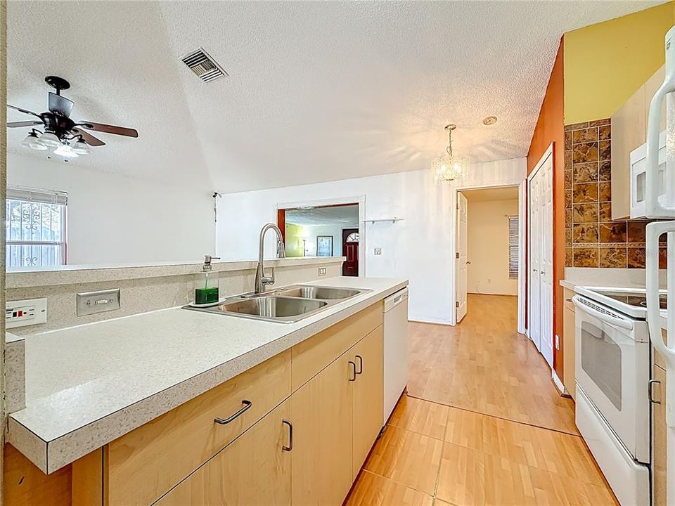 待售: $569,775 (4 贝兹, 2 浴室, 1408 平方英尺)