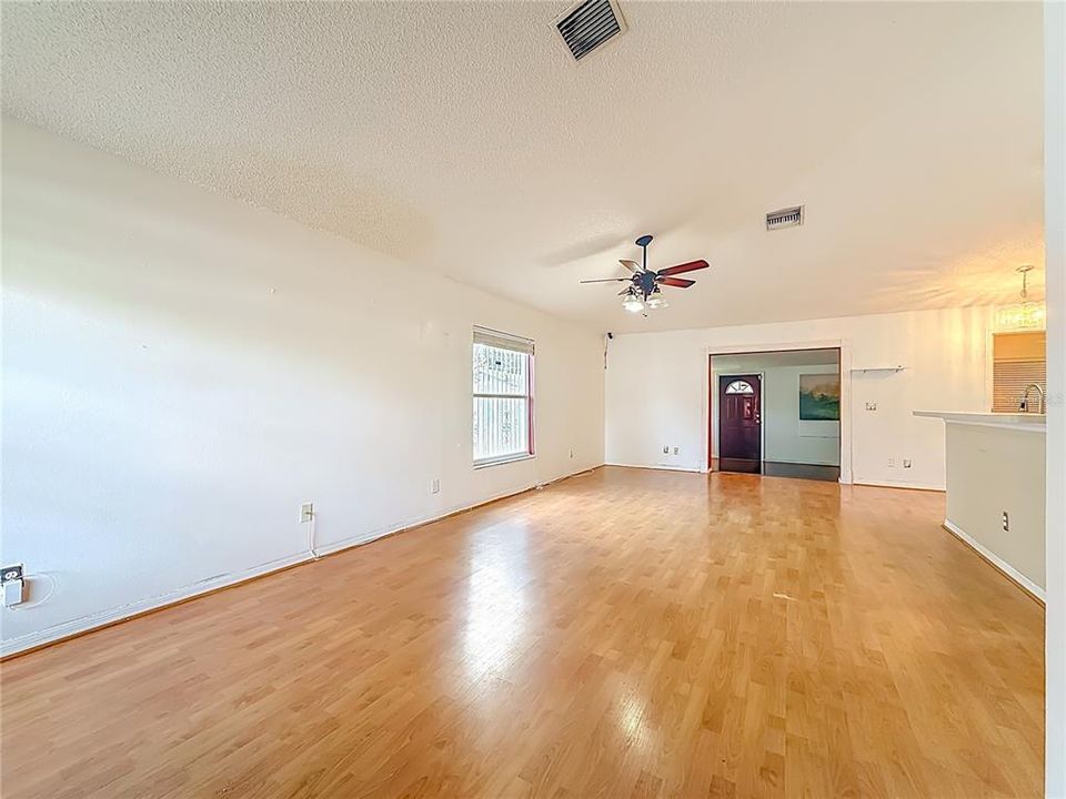 待售: $569,775 (4 贝兹, 2 浴室, 1408 平方英尺)