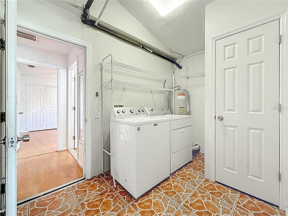 待售: $569,775 (4 贝兹, 2 浴室, 1408 平方英尺)