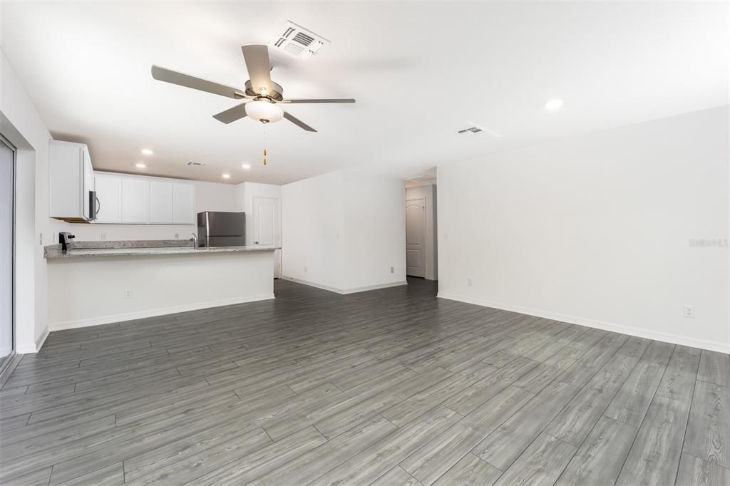 For Sale: $272,900 (2 beds, 2 baths, 1147 Square Feet)
