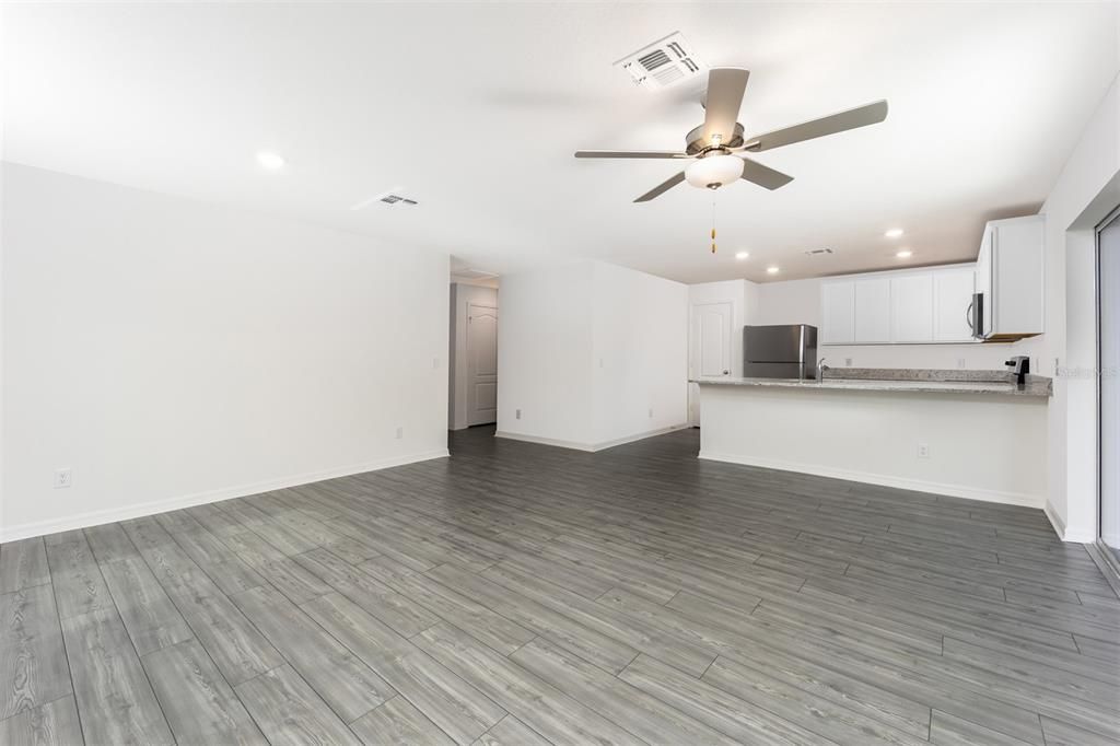 For Sale: $272,900 (2 beds, 2 baths, 1147 Square Feet)