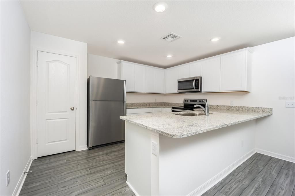 For Sale: $272,900 (2 beds, 2 baths, 1147 Square Feet)