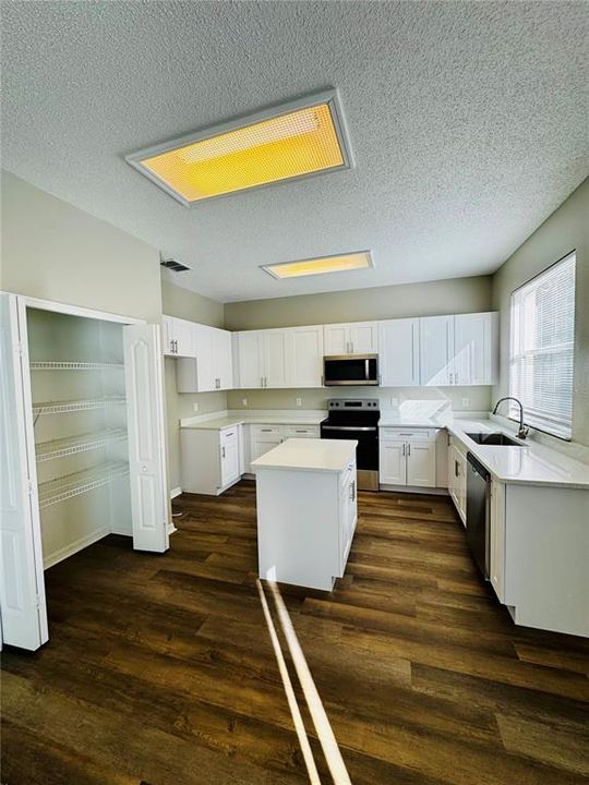 На продажу: $479,000 (4 спален, 2 ванн, 2586 Квадратных фут)