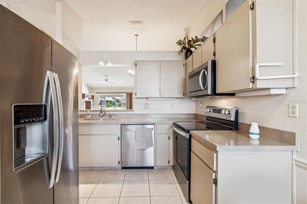 For Sale: $244,800 (2 beds, 2 baths, 976 Square Feet)