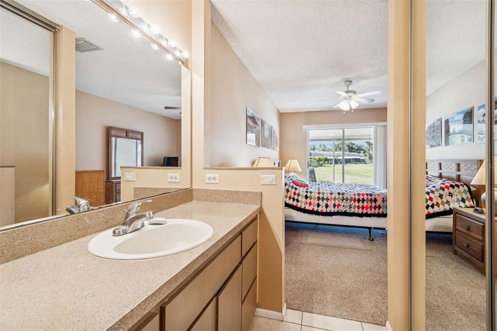 For Sale: $244,800 (2 beds, 2 baths, 976 Square Feet)