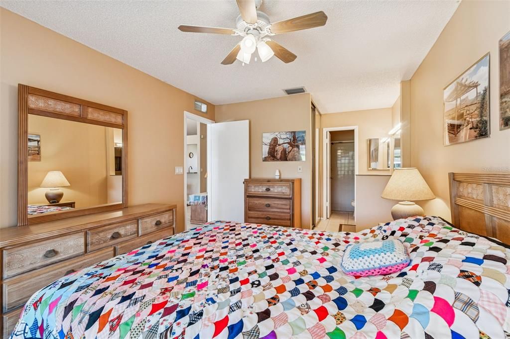 For Sale: $244,800 (2 beds, 2 baths, 976 Square Feet)