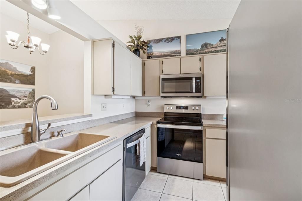 For Sale: $244,800 (2 beds, 2 baths, 976 Square Feet)