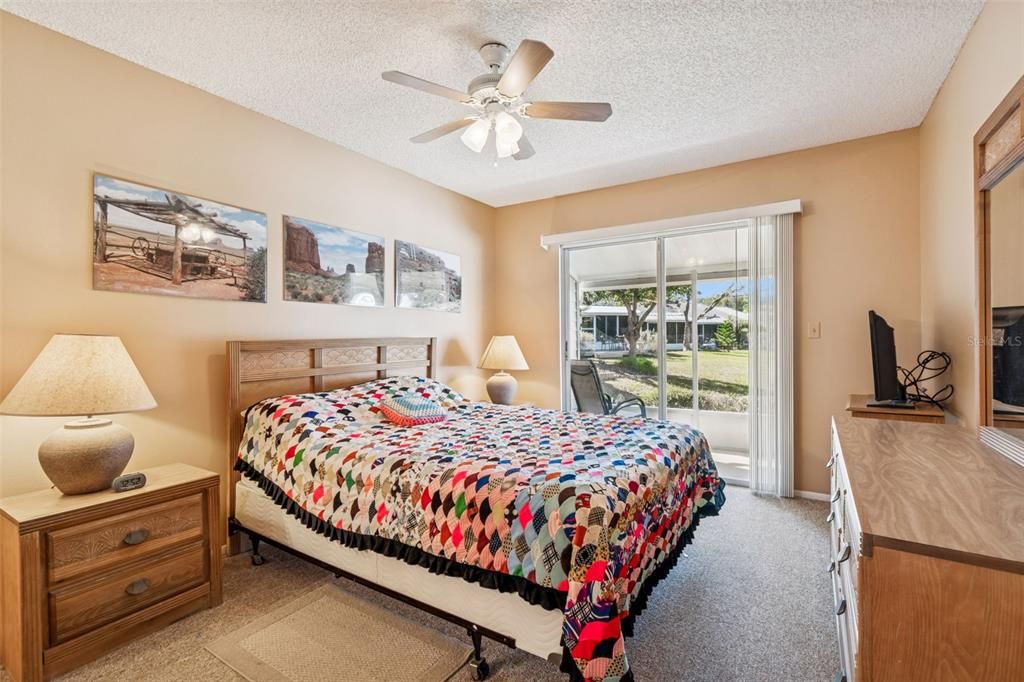 For Sale: $244,800 (2 beds, 2 baths, 976 Square Feet)