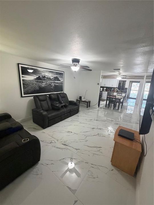 En Venta: $195,000 (2 camas, 2 baños, 899 Pies cuadrados)