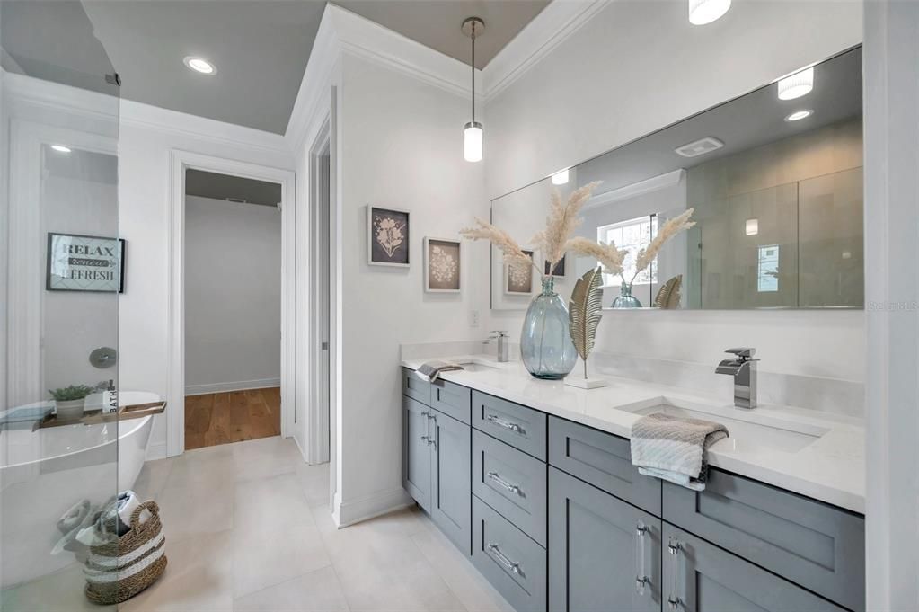 En Venta: $899,000 (4 camas, 2 baños, 2141 Pies cuadrados)