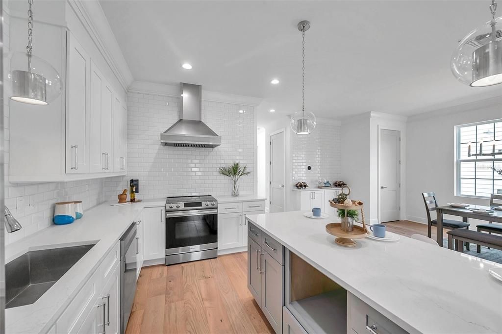 En Venta: $899,000 (4 camas, 2 baños, 2141 Pies cuadrados)