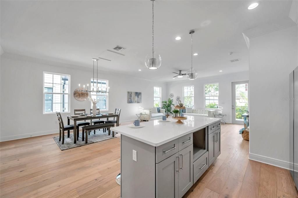 En Venta: $899,000 (4 camas, 2 baños, 2141 Pies cuadrados)