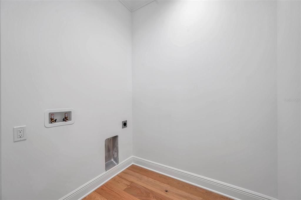 En Venta: $899,000 (4 camas, 2 baños, 2141 Pies cuadrados)