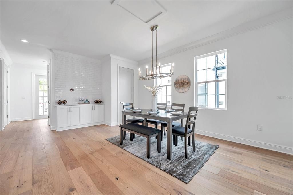 En Venta: $899,000 (4 camas, 2 baños, 2141 Pies cuadrados)