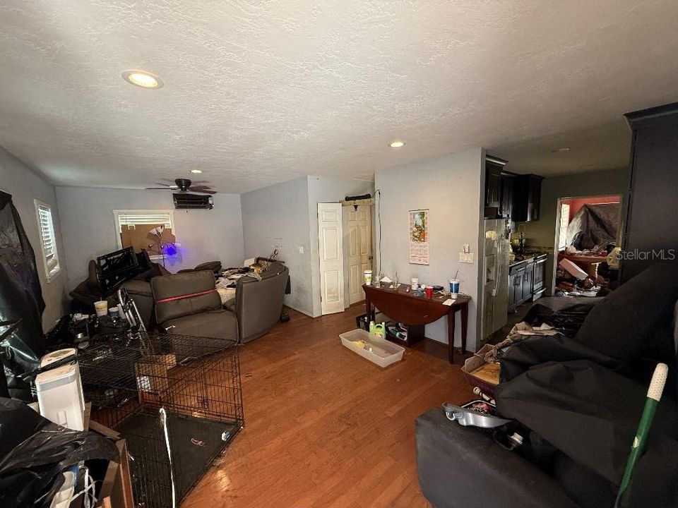 待售: $180,000 (3 贝兹, 1 浴室, 953 平方英尺)